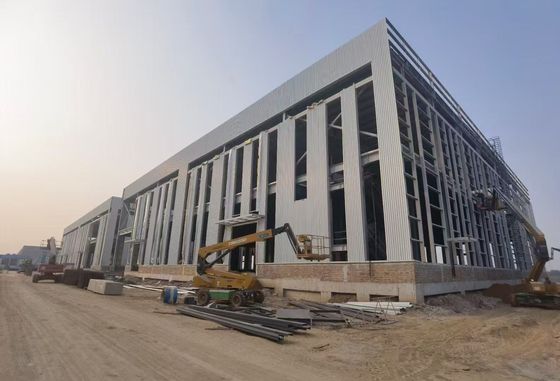 انبار ساخت فولاد صنعتی با داربست H و ساندویچ پانل پوشش سقف