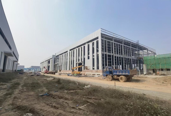 انبار فولادی با استحکام بالا با ساختار فولادی، پانلهای ساندویچی پلییورتان و طراحی انعطافپذیر